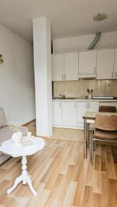 Nhà bếp/bếp nhỏ tại One-Bedroom Apartment, 10min from the City Center