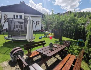 tavolo da picnic con ombrellone e parco giochi di Sielankowo a Wisła