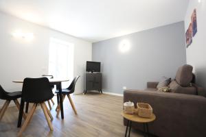 Casa BEA 2 في كاستوني ديلا بريسولانا: غرفة معيشة بها أريكة وطاولة