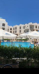 Πισίνα στο ή κοντά στο الساحل الشمالي قرية سانتوريني شاليه غرفة وريسبشن