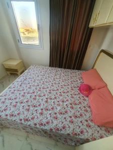 Ένα ή περισσότερα κρεβάτια σε δωμάτιο στο الساحل الشمالي قرية سانتوريني شاليه غرفة وريسبشن