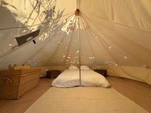 1 dormitorio con 1 cama en una tienda con luces en L Instant Nature, en La Rochelle