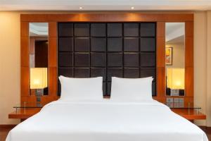Kama o mga kama sa kuwarto sa Radisson Blu Plaza Delhi Airport