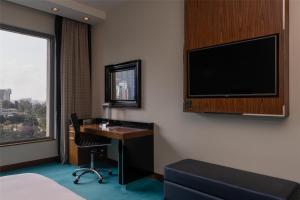 Radisson Blu Hotel, Nairobi Upper Hill的电视和/或娱乐中心