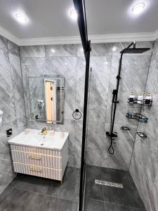 a bathroom with a sink and a shower at Туркестан VIP КАРАВАН in Türkistan +19 photos