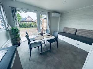 a small dining room with a table and chairs at Mobilheim 88 in Hüde