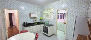 Η κουζίνα ή μικρή κουζίνα στο PIT04- Apartamento 4Min a pé da Praia da Pitangueias +7 φωτογραφίες