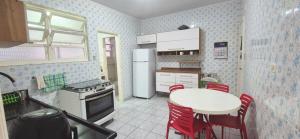 Η κουζίνα ή μικρή κουζίνα στο PIT04- Apartamento 4Min a pé da Praia da Pitangueias