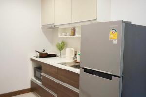 Dapur atau dapur kecil di Amazing Pool and Luxury Condo Unit Near Phrom Phong BTS