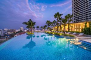 Kolam renang di atau dekat dengan Amazing Pool and Luxury Condo Unit Near Phrom Phong BTS