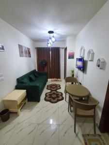 Μια τηλεόραση ή/και κέντρο ψυχαγωγίας στο الساحل الشمالي قرية سانتوريني شاليه غرفة وريسبشن