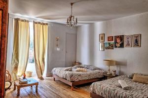 Postel nebo postele na pokoji v ubytování Manoir au coeur des vignes