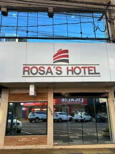 トレドにあるRosa's Hotelの店の正面にロガスホテルの看板