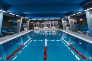 Innab Inn Hotel في باكو: حمام سباحة كبير في مبنى +14 صورة