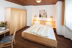 Postel nebo postele na pokoji v ubytování Kinderhotel Sailer