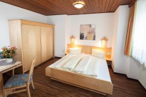 Postel nebo postele na pokoji v ubytování Kinderhotel Sailer