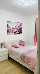 a bedroom with a bed and a painting on the wall at chambre avec salle de bain privée au cœur de La Défense in Nanterre