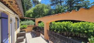 un patio al aire libre con una valla y árboles en Résidence Les Salettes, en Mormoiron