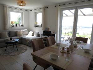un salon avec une table et un canapé dans l'établissement Morgenrot Apartment 1, à Gnotzheim 10 autres photos