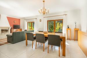 ポンテ・ダ・バルカにあるCasa do Regressoのテーブルと椅子のあるダイニングルーム