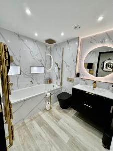 a bathroom with a sink and a mirror at Edin Central 4 bedroom Apartment Fully Renovated in Edinburgh +36 photos