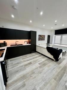 a kitchen with a bed and a sink in a room at Edin Central 4 bedroom Apartment Fully Renovated in Edinburgh