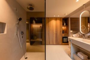 een badkamer met een wastafel en een spiegel bij Premium Activehotel Bergkönig in Neustift im Stubaital