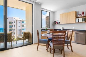 Kuchyň nebo kuchyňský kout v ubytování Golden Tide at Makare