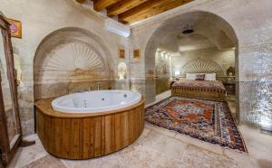 ein großes Badezimmer mit Badewanne und Bett in der Unterkunft Sara Cave Cappadocia in Goreme + 149 Fotos