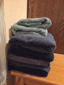 a stack of towels sitting on top of a table at Vakantiehuisje van Orten in Sint Annaland +16 photos