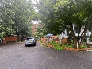 Zahrada ubytování 1 Br Private Victorian Apt in convenient City location on half acre sleeps 4