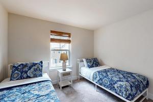 una camera da letto con due letti e una finestra di Sea Oaks Village - Seascape 5 a Berlin