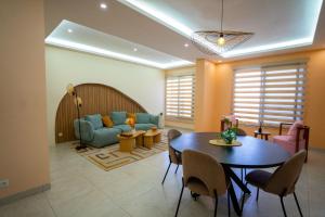 un soggiorno con un tavolo e un divano di Teranga Baobab a Dakar