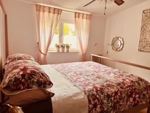 Ένα ή περισσότερα κρεβάτια σε δωμάτιο στο The Garden Apartment +32 φωτογραφίες