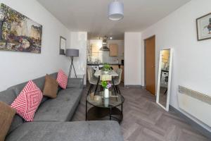 ein Wohnzimmer mit Sofa und Tisch in der Unterkunft Central 2BR Flat - Balcony View in Bright Westside in Birmingham + 31 Fotos