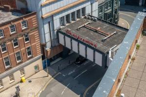 einen Blick über eine Stadtstraße mit einem Gebäude in der Unterkunft Central 2BR Flat - Balcony View in Bright Westside in Birmingham