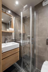ein Badezimmer mit Dusche und Waschbecken in der Unterkunft Kangto by Alpine Resorts in Les Gets