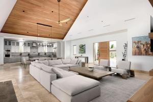 LeewardにあるA magnificent 6 bedroom villa tranquil retreatの白い家具と木製の天井が備わるリビングルーム +69枚の写真