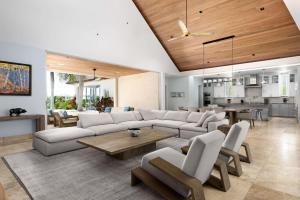 LeewardにあるA magnificent 6 bedroom villa tranquil retreatのソファとテーブルのあるリビングルーム