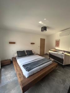 En eller flere senge i et værelse på Maison proche de la plage + 16 billeder