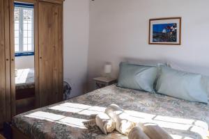 a bedroom with a bed with shoes on it at Jardim de Vénus in Vila de Frades