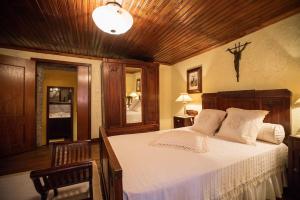 ein Schlafzimmer mit einem großen Bett und einer Holzdecke in der Unterkunft Quinta da Azenha by House and People in Valdosende + 32 Fotos