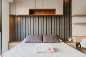 Un dormitorio con una cama grande con una colcha blanca. en Cozy 1BR Stunning View in Barranco, en Lima