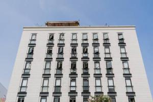 un edificio alto de color blanco con muchas ventanas en Cozy 1BR Stunning View in Barranco, en Lima