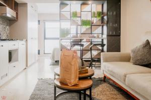 una sala de estar con un sofá y una mesa en Cozy 1BR Stunning View in Barranco, en Lima