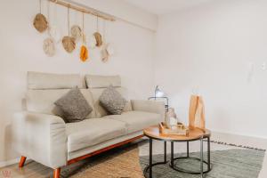 una sala de estar con un sofá y una mesa en Cozy 1BR Stunning View in Barranco, en Lima 14 fotos más