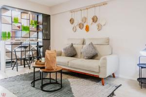 una sala de estar con un sofá y una mesa en Cozy 1BR Stunning View in Barranco, en Lima