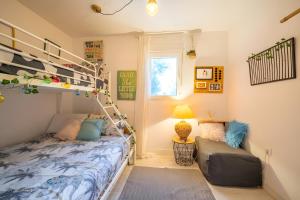 una camera da letto con un letto a castello e una finestra di Villa Natura Paradise a Alcolea