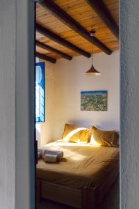 a bedroom with a bed in a room at Jardim de Vénus in Vila de Frades