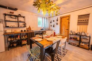 una cucina con tavolo, sedie e lampadario pendente di Villa Natura Paradise a Alcolea